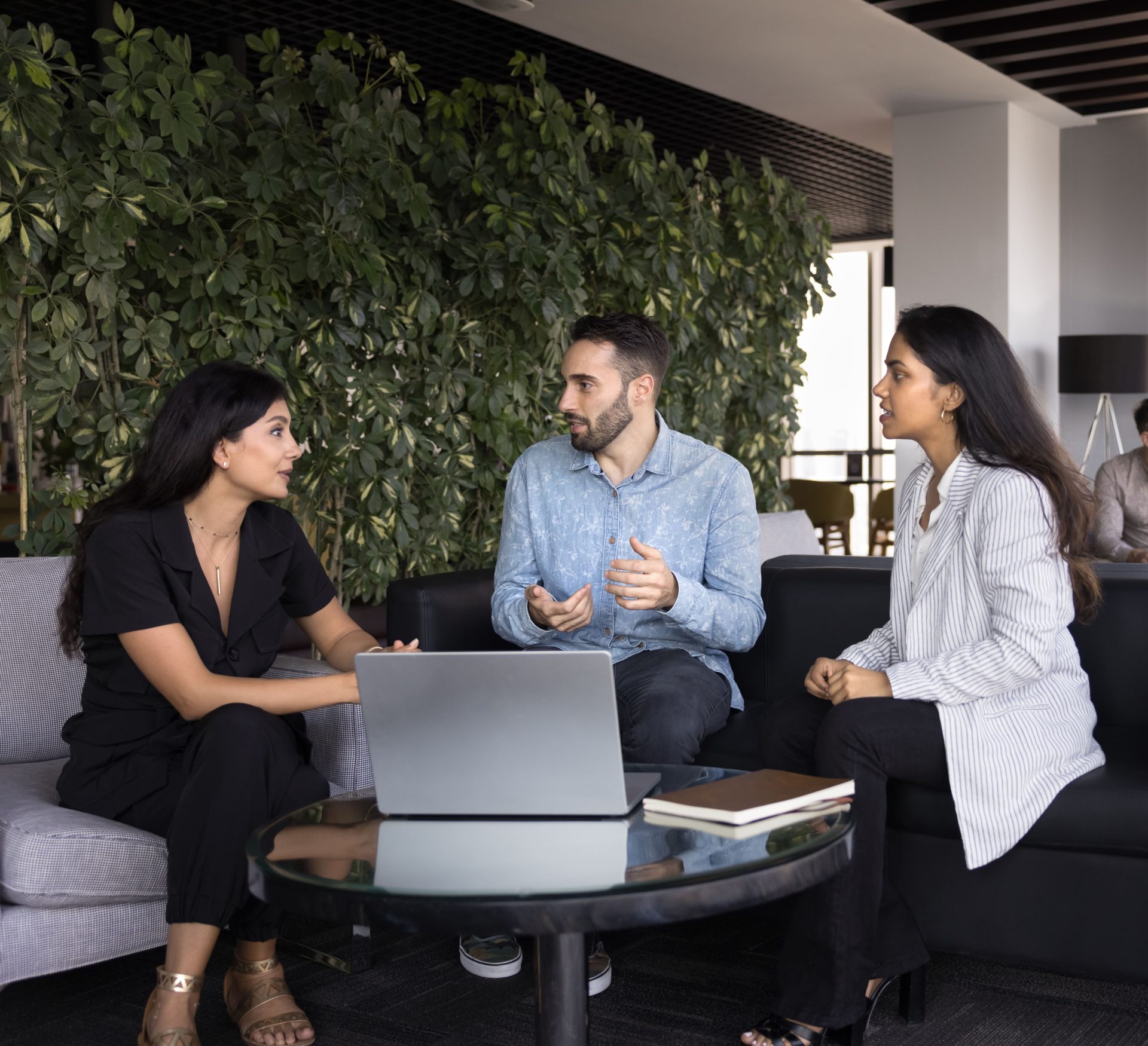 Profesionales conversando con confianza para construir relaciones comerciales duraderas basadas en la comunicación efectiva y la escucha activa.